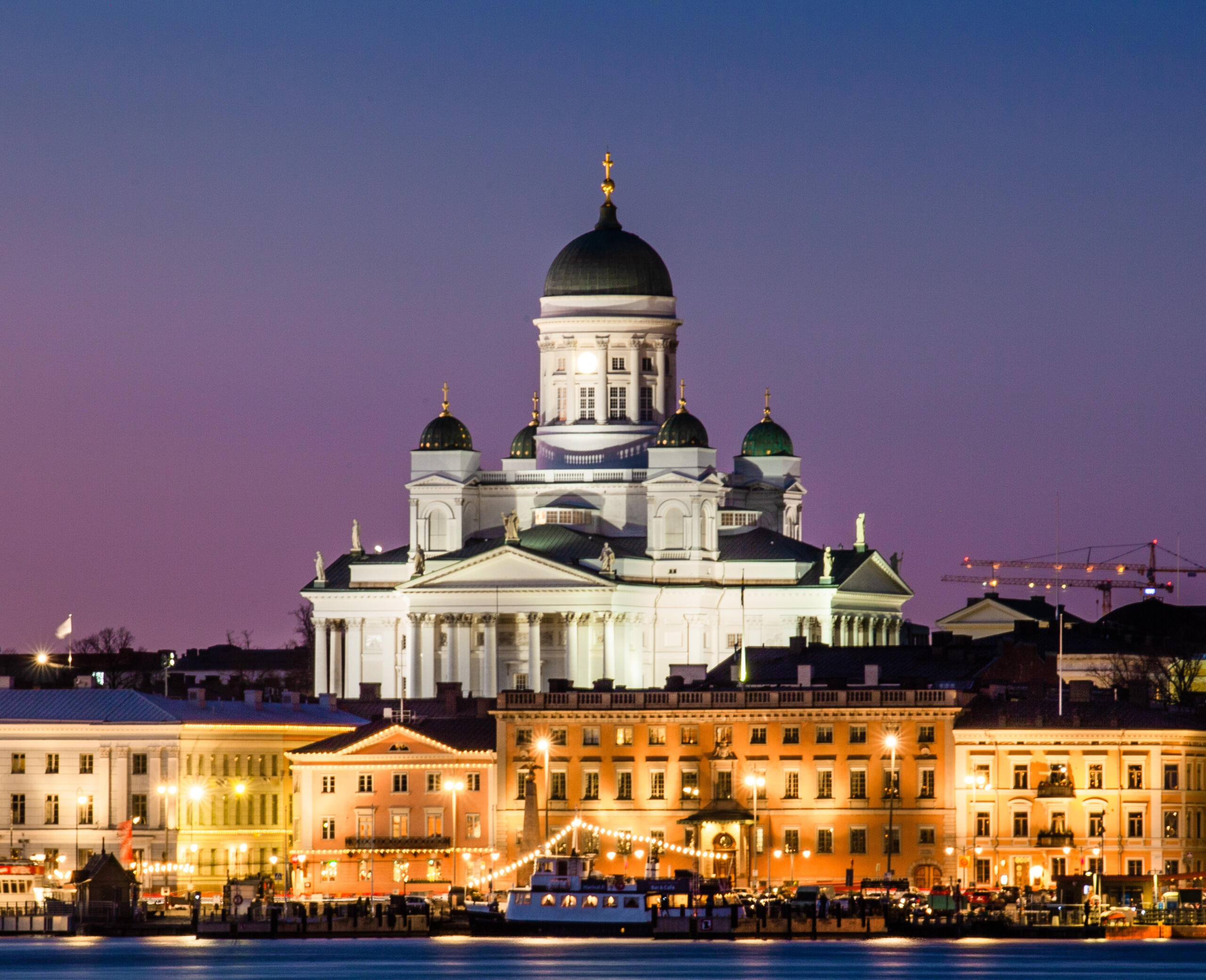 Helsinki Lutheran cathedral The white Lutheran Cathedral of Helsinki at evening. One of the many sites visited during a guided walking tour. Cattedrale luterana di Helsinki, uno dei tanti monumenti ammirabili durante il tour a piedi con guida italiana
