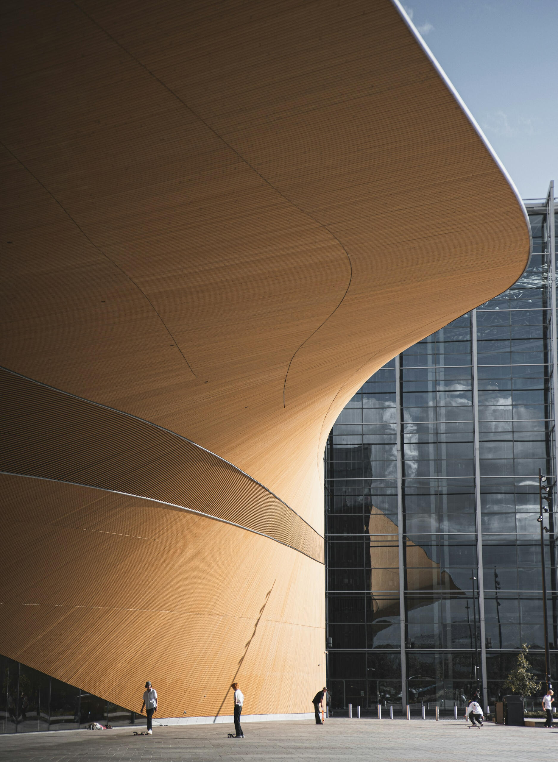 Helsinki library oodi People visiting the Helsinki library Oodi during a guided tour with a authorised Helsinki guide. Persone in visita alla biblioteca Oodi di Helsinki durante un tour con guida italiana.